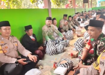 Wujud Mempererat Tali Silaturahmi, Babinsa Karangmojo Hadiri Tradisi Nyadran.