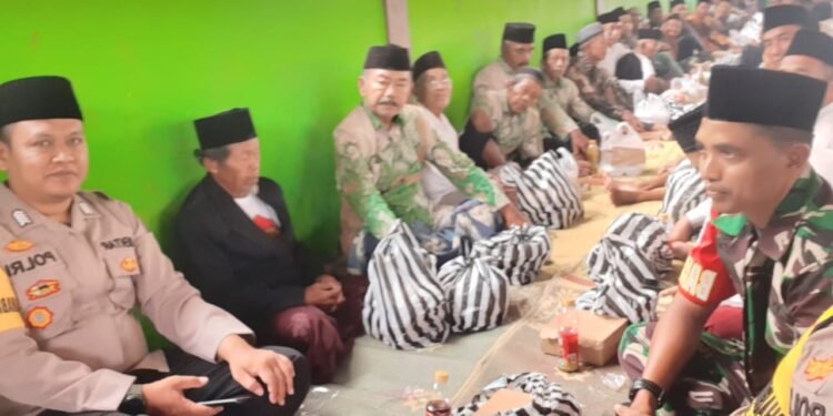 Wujud Mempererat Tali Silaturahmi, Babinsa Karangmojo Hadiri Tradisi Nyadran.