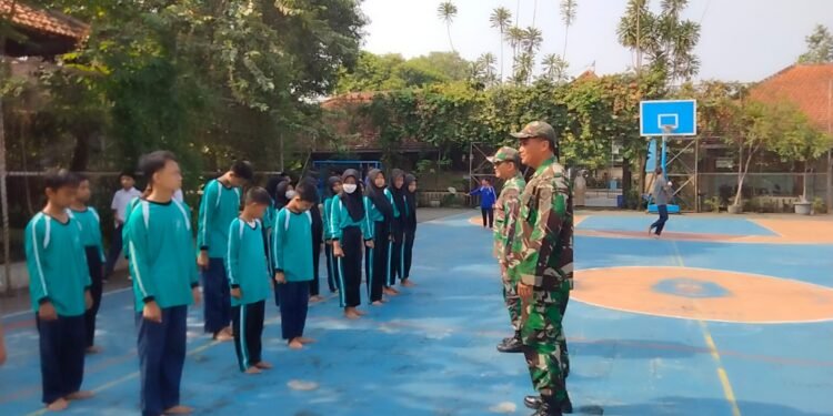 Bati-Bakti TNI dan Bati Wanwil Komsos dan Latih PBB di SMP 22 Surakarta.