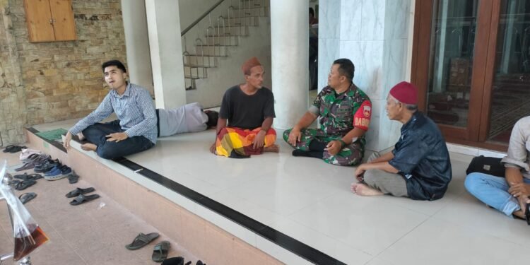 Inilah Pesan Komsosnya Babinsa Kemlayan Kepada Ta’mir Masjid Jami’.