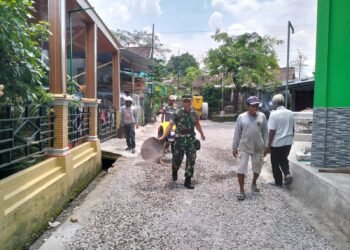 Wujud Kepedulian, Babinsa Bantu Pengaspalan Jalan Desa.