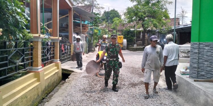 Wujud Kepedulian, Babinsa Bantu Pengaspalan Jalan Desa.