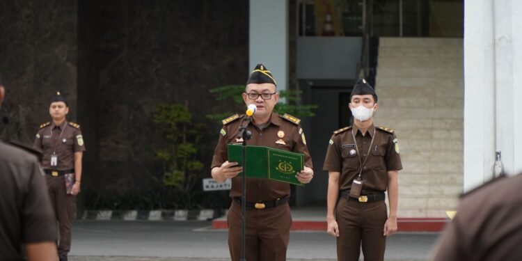 Koordinator Bidang Intelijen Kejaksaan Tinggi Riau Menjadi Penerima Apel Kerja Pagi.