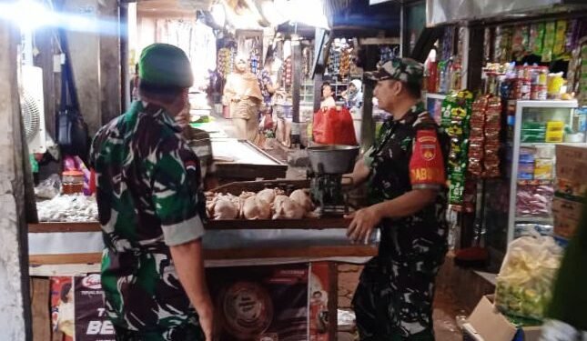 Jelang Bulan Suci Ramadhan, Personil Koramil Pracimantoro Pantau Harga Sembako.