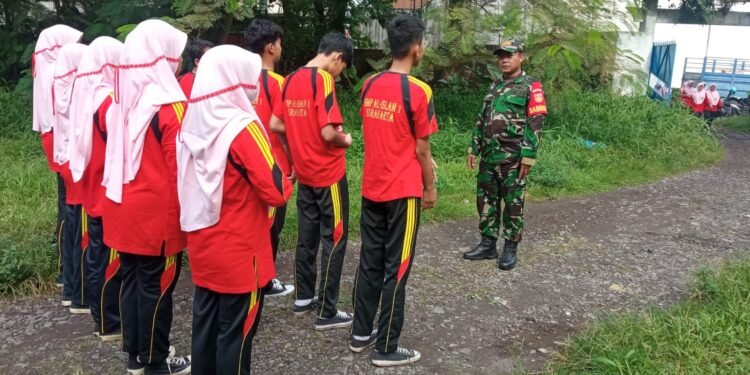 Tingkatkan Disiplin Dan Jiwa Korsa, Babinsa Panularan Latihkan PBB Kepada Anak Sekolah.