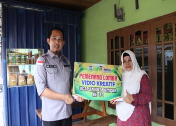 Kadis Kominfo dan Persandian Kampar Serahkan Hadiah Pemenang Video Kreatif Hari Jadi Kampar. 