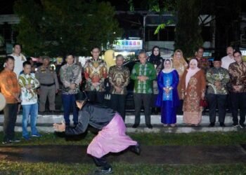 Kampar Expo 2023 Resmi Dibuka, Kamsol dan Ketua TP PKK Kabupaten Gunting pita Bazaar.