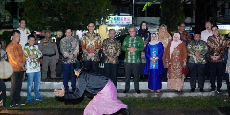 Kampar Expo 2023 Resmi Dibuka, Kamsol dan Ketua TP PKK Kabupaten Gunting pita Bazaar.