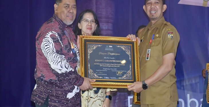 Dinas Kominfo Kampar Raih Penghargaan dari KPP Pratama Bangkinang.