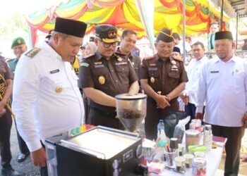 Kepala Kejari Aceh Barat Daya Menerima Penghargaan dari PT. Pegadaian CPS Blangpidie dan KADIN Abdya.