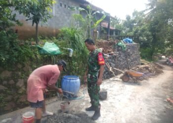 Babinsa Gondanglegi Bantu Buat Talud Warga.