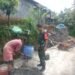 Babinsa Gondanglegi Bantu Buat Talud Warga.