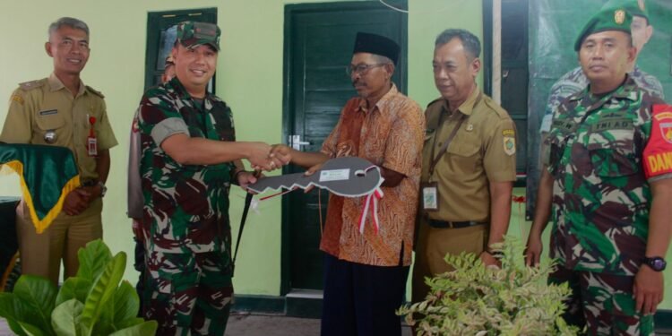 Senyum Terharu Wahyono Saat Dandim Wonogiri Serahkan Kunci Rumahnya Yang Selesai Di Rehab.