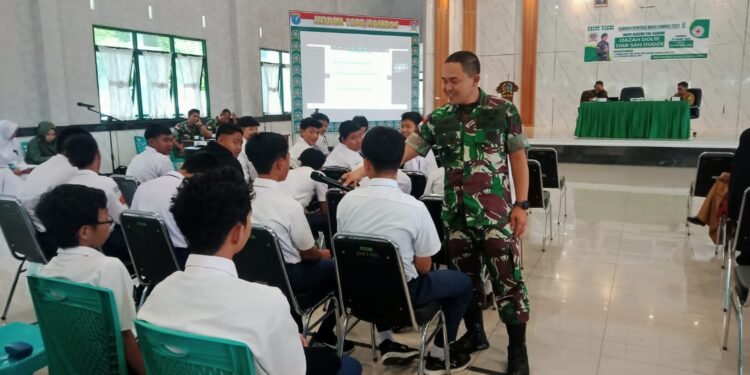 Semangati Generasi Muda Enyam Pendidikan, Dandim Sambas Beri Seminar Para Pelajar.