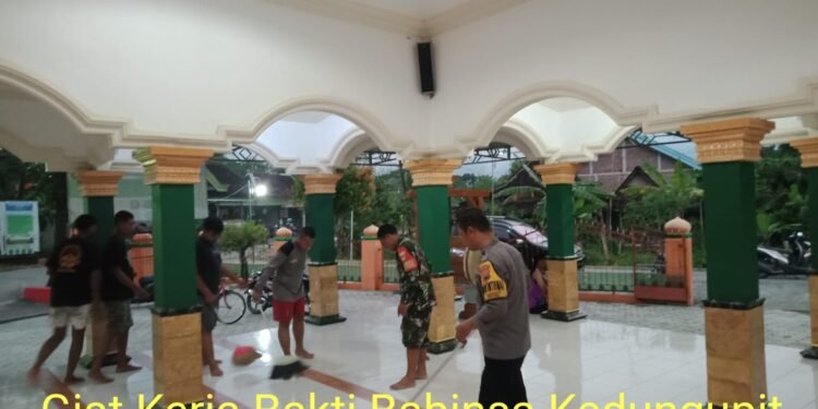 Bersih Masjid, Upaya Kepedulian Babinsa Kepada Umat Islam.