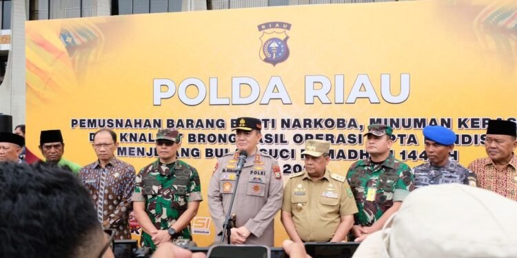 Jaga Khusu’nya Ibadah Bulan Ramadhan, Polda Riau Musnahkan Narkoba Hingga Miras dan Knalpot Brong.