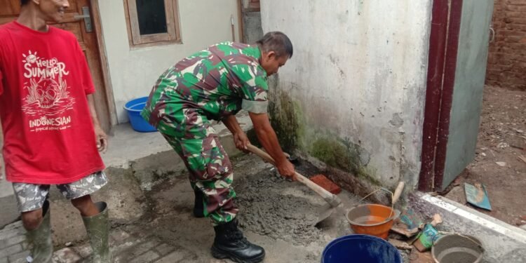 Babinsa Kratonan Bantu Warganya Bangun RTLH.
