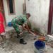 Babinsa Kratonan Bantu Warganya Bangun RTLH.