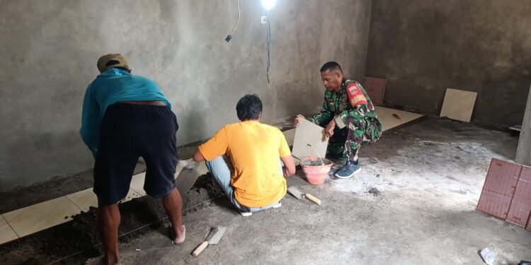 Manunggal Dengan Rakyat Babinsa Kelurahan Sumber Bantu Renovasi Rumah Tidak Layak Huni di Wilayah Binaan.