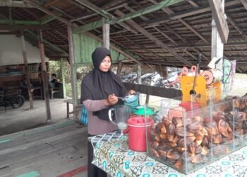 Pedagang Jus Nipah di Suak Timah Akui Belum Satu Bulan Jualan Sudah Laris Manis.