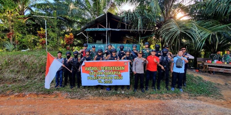 Wujud Sinergitas TNI-Polri, Satgas Pamtas Yonarmed 19/105 Trk Bogani Patroli Bersama Polri Di Perbatasan RI-Malaysia.