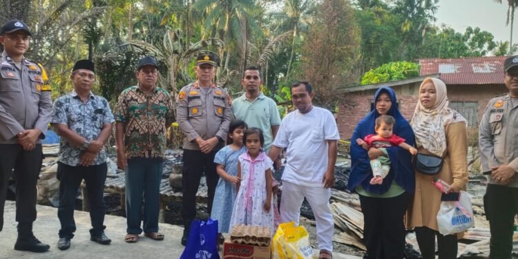 Peduli : Polsek Tambang Berikan Bansos Kepada Warga yang Dilanda Musibah Kebakaran Rumah.