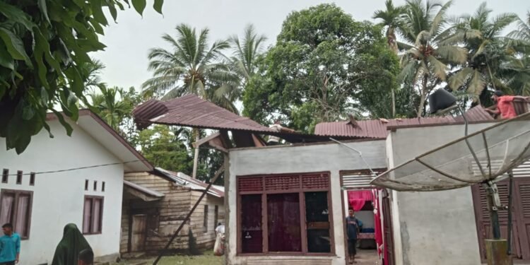 Dihantam Angin Puting Beliung, Dua Rumah Warga di Pinem Rusak Parah.