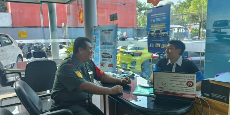 Shoowroom Nasmoco Menjadi Sasaran Komsos Babinsa Kelurahan Jajar, Ini Alasannya.