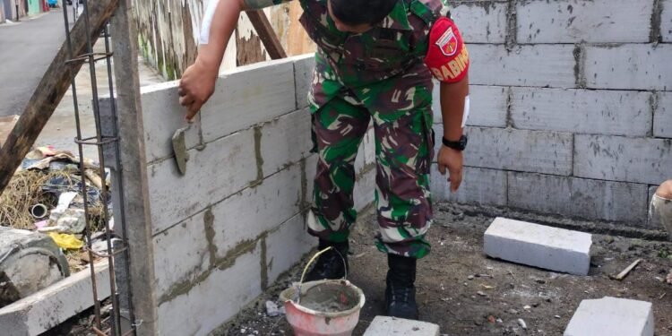 Babinsa Kemlayan dan Warga Gotong Royong Bangun Pos Ronda.