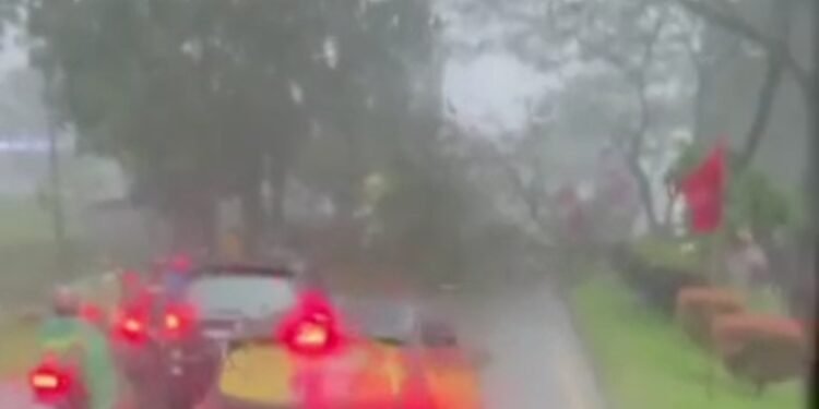 Ngeri”!! Hujan Lebat di Sertai Angin Kencang Melanda Wilayah Kuburaya Dan Sekitarnya.