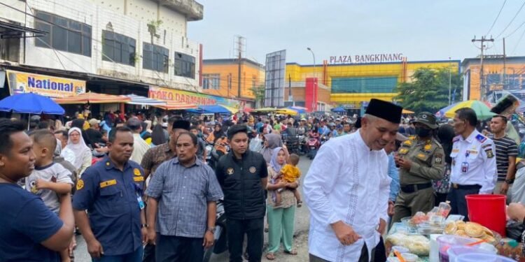Dihari Pertama Ramadhan, Pj Bupati Kampar Tinjau Pasar Bangkinang Kota.