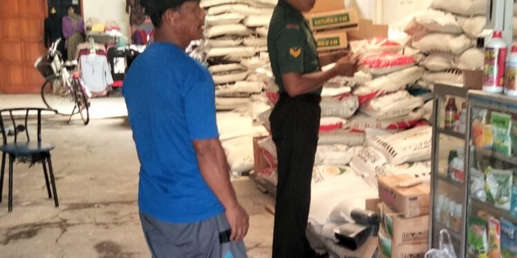 Cegah Kecurangan, Babinsa Cek Stok Pupuk Bersubsidi.