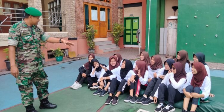Babinsa Kelurahan Tipes Titip Sekelumit Harapan kepada Siswi SMAN 7 Surakarta.