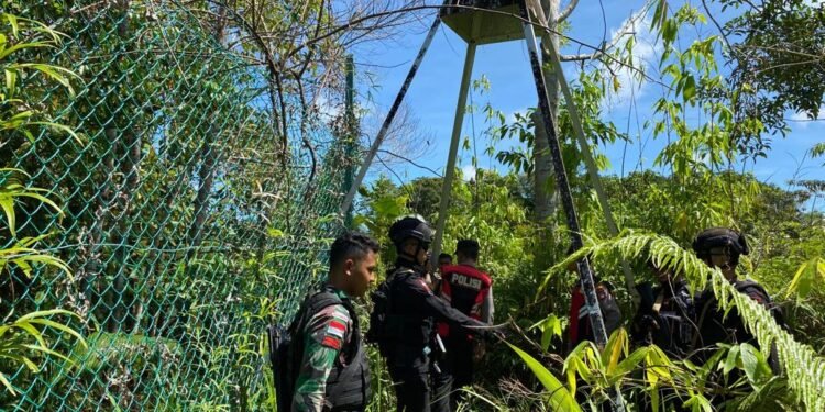 Personil Brimob Kalbar Patroli di Wilayah Perbatasan Indonesia-Malaysia.