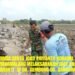 Sembari Bersosialisasi, Babinsa Bantu Kerja Bakti Pengerjaan Talud Irigasi.