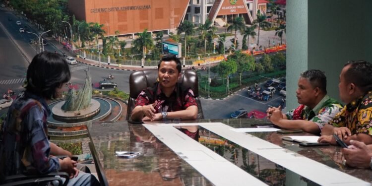 Asisten Intelijen Kejaksaan Tinggi Riau Menerima Audiensi Dari Korpus BEM Se-Riau.