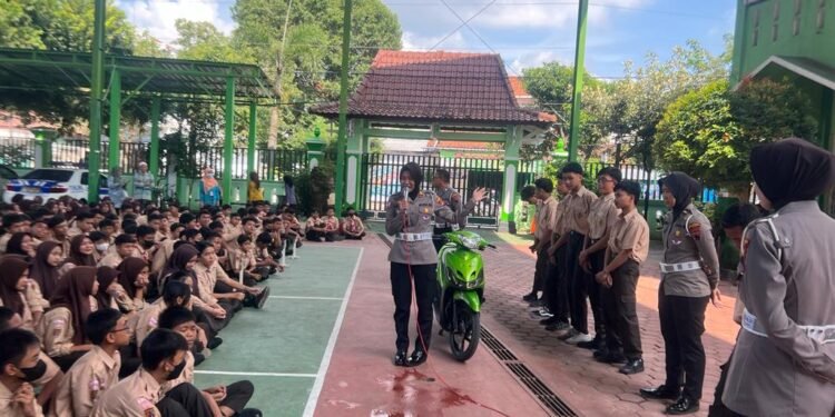Dilarang Pakai Kanalpot Brong dan Balap Liar, Satlantas Polresta Pati Berikan Pemahaman ke Siswa-Siswi.