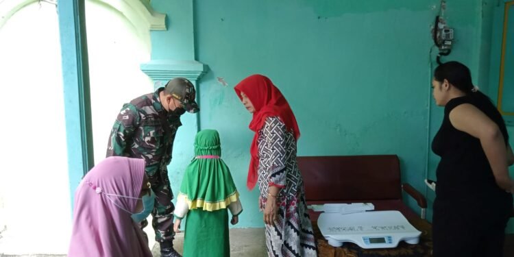 Babinsa Danukusuman Dampingi Kader PKK Dalam Posyandu Rutin.