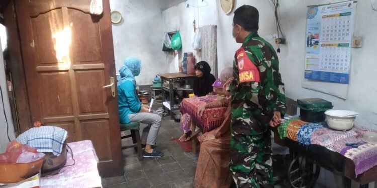 Peduli Kesehatan Warga, Babinsa Purwosari Dampingi Puskesmas Dalam Pemeriksaan Kesehatan.