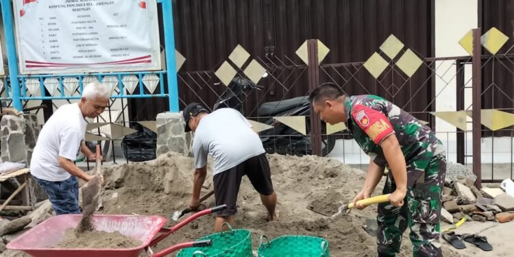 Kemanunggalan TNI dan Rakyat di Wujudkan dengan Kerja Bakti Babinsa dan Warganya.