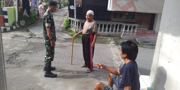 Babinsa Serengan Ajak Warganya Untuk Hidup Rukun dan Saling Tolong Menolong