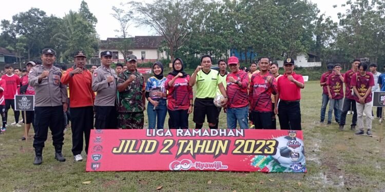 Wakili Danramil, Serda Sidiq Hadiri Pembukaan Turnamen Sepak Bola Liga Ramadhan.