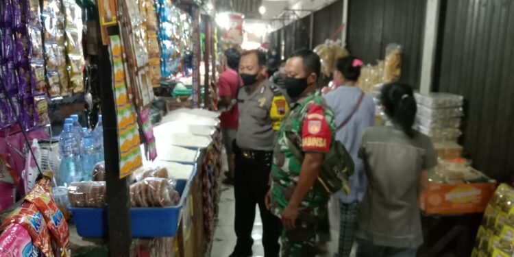 Gandeng Bhabinkamtibmas, Babinsa Kelurahan Nusukan Cek Harga Sembako Dipasar Tradisional.