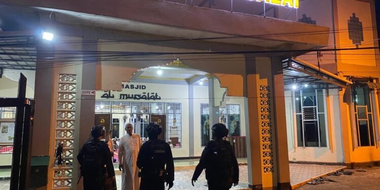 Pastikan Masyarakat Aman Personel Brimob Kalbar Laksanakan Patroli Subuh.