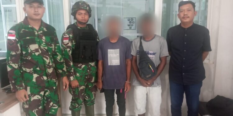 Satgas Pamtas RI-Malaysia Yonarmed 19/105 Trk Bogani Gagalkan 2 Orang PMI Non Prosedural Saat Hendak Melintas Di Jalan Tikus.