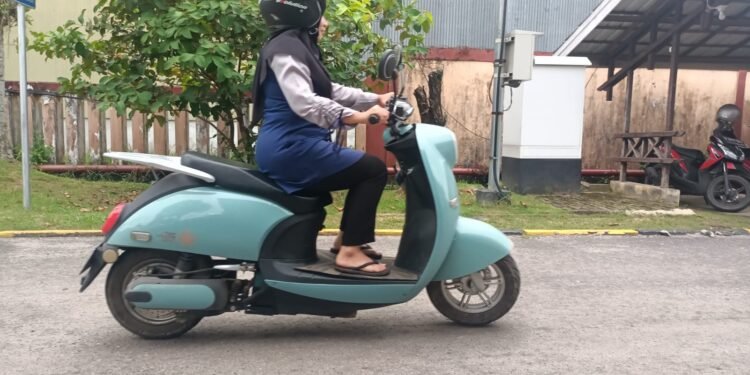 Pengguna Motor Listrik di Pontianak Dapat Menghemat Ratusan Ribu Rupiah per Bulan.