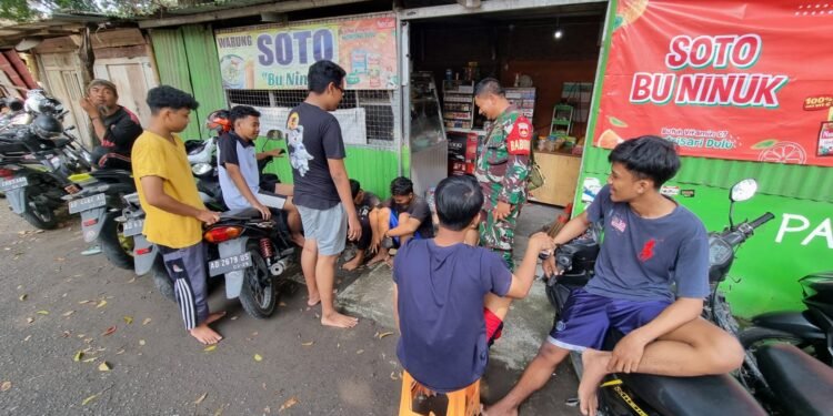 Babinsa Instensifkan Komsos Bersama Anak Muda, Cegah Terjadinya Kenakalan Remaja.
