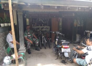 Babinsa Teras Komsos Dengan Warga Pemilik Bengkel