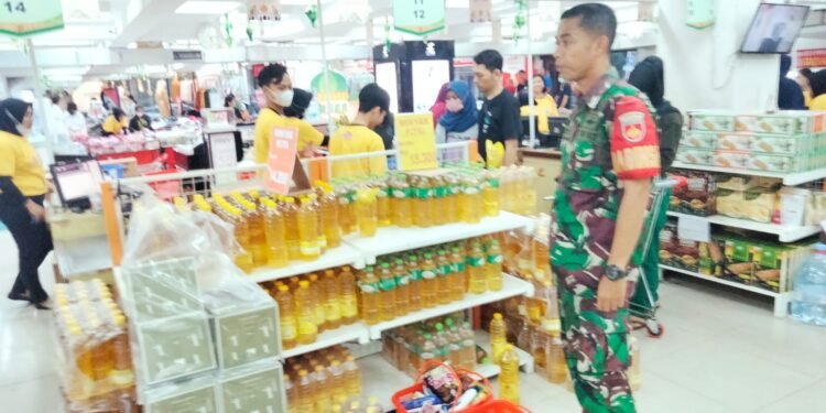 Cek Kestabilan Harga Sembako di Bulan Ramadhan, Babinsa Sriwedari Turun Ke Pasar Sami Luwes.