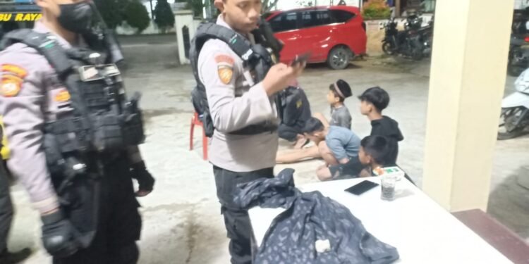 Perang Sarung Antara Remaja di BTN Teluk Mulus Diamankan oleh Polsek Sungai Raya.